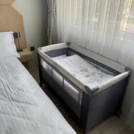 Elenartlux - Baby Cot - Pets Allowed - Free Parking & Fast Wi-fi